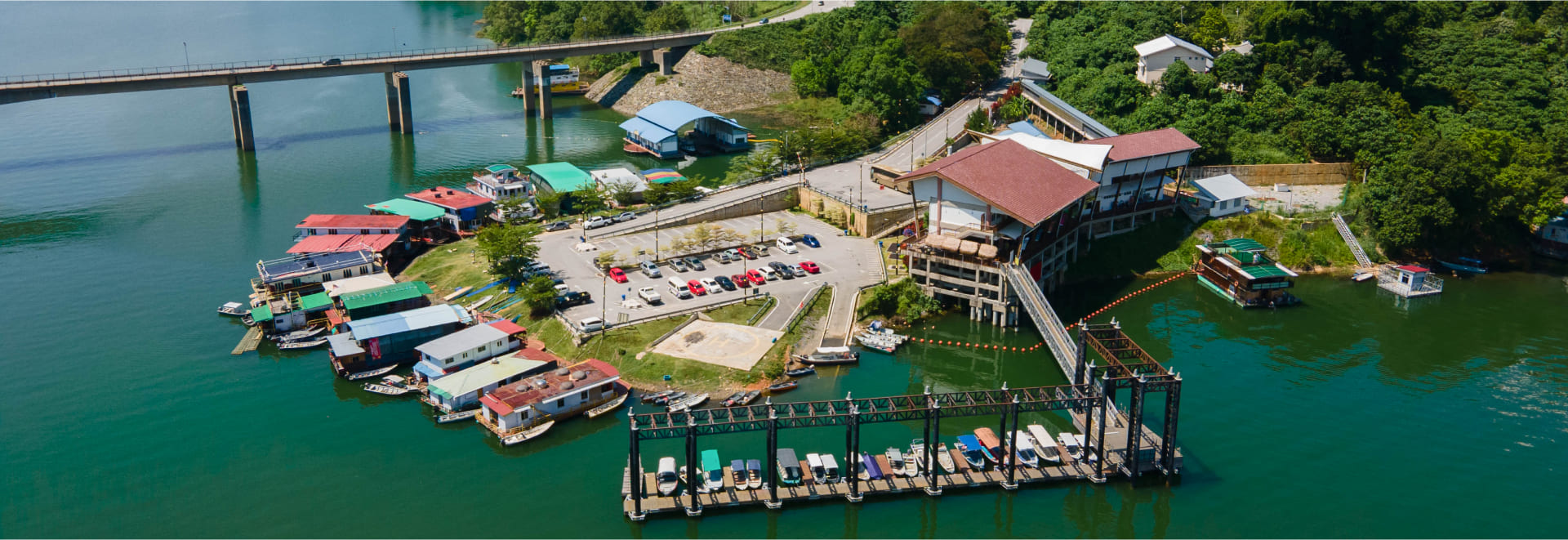 beautiful house boat at tasik banding malaysia